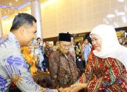 Momen Haru! Gubernur Khofifah Menangis Saat Bertemu Guru yang Mendidiknya Puluhan Tahun Lalu