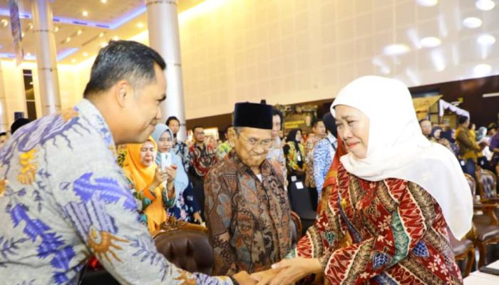 Momen Haru! Gubernur Khofifah Menangis Saat Bertemu Guru yang Mendidiknya Puluhan Tahun Lalu