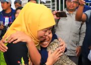 Jelang Nataru, Gubernur Khofifah Banjiri Simokerto dengan Sembako Murah