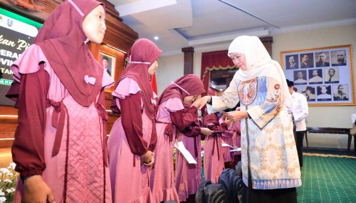 56 Pengurus Dekopinwil Jatim Resmi Dilantik di Grahadi, Gubernur Khofifah Soroti Peran Strategis Koperasi