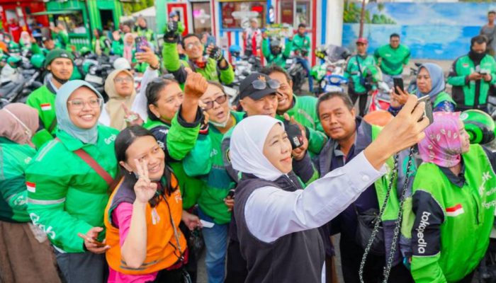 Gubernur Khofifah Bagikan BBM Gratis untuk 200 Pengemudi Ojol di Sidoarjo, Tekankan Stok Energi Jatim Aman