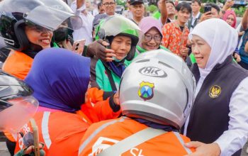 Gubernur Khofifah Datang Tiba-Tiba, Ojol Perempuan Langsung Dapat BBM Gratis