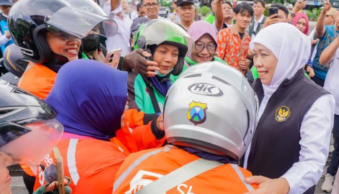 Gubernur Khofifah Datang Tiba-Tiba, Ojol Perempuan Langsung Dapat BBM Gratis