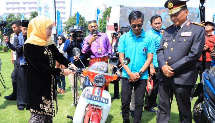 Siswa SMK Jatim Pamer Kendaraan Listrik di Grahadi, Khofifah Sebut Siap Bersaing di Industri