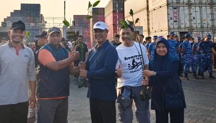 TPS Salurkan 3.000 Bibit Mangrove untuk Penghijauan Pesisir Sontoh Laut Surabaya
