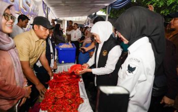 Gubernur Khofifah Turun Langsung Kendalikan Inflasi Lewat Pasar Murah di Semampir Kediri