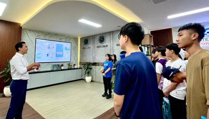 Pelajar Singapura Antusias Pelajari Teknologi Otomasi di Terminal Teluk Lamong