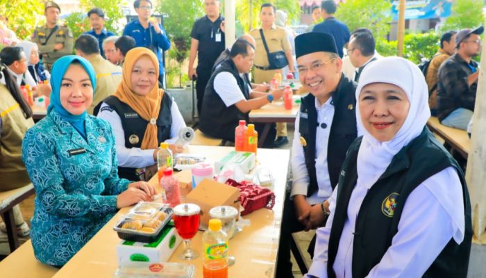 Gubernur Khofifah Sapa Warga Lewat Pasar Murah di Gladak Serang, Harga Kebutuhan Pokok Lebih Terjangkau