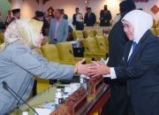 Gubernur Khofifah Sampaikan Nota Keuangan Raperda APBD Jatim 2025, Pendapatan Tembus 104,6 Persen