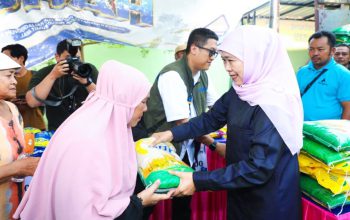 Gubernur Khofifah Salurkan Beras untuk Lansia dan Telur bagi Ibu Hamil dalam Pasar Murah di Pasuruan
