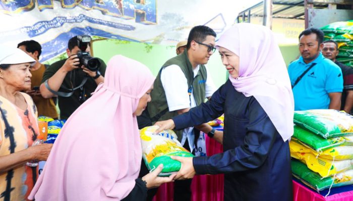 Gubernur Khofifah Salurkan Beras untuk Lansia dan Telur bagi Ibu Hamil dalam Pasar Murah di Pasuruan