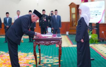 Pelantikan Enam Pejabat Pemprov Jatim, Khofifah: Efisiensi Anggaran Tak Boleh Kurangi Kualitas Layanan