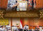 Dinilai Berkomitmen Majukan Pendidikan dan Kesejahteraan Guru, Gubernur Khofifah Raih Penghargaan PB PGRI