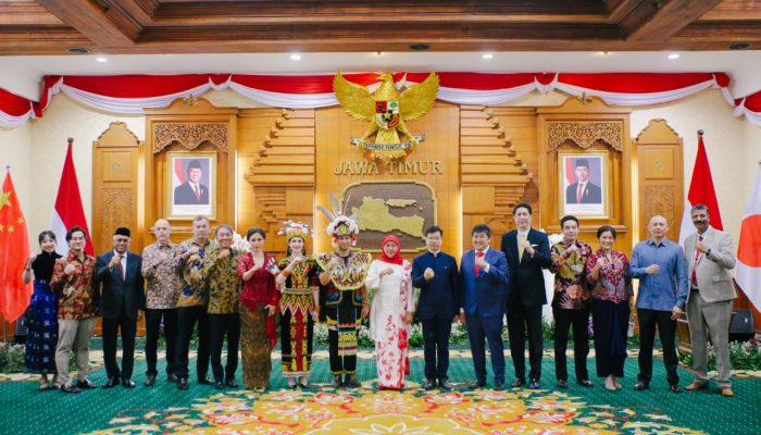 Upacara HUT ke\-81 RI di Grahadi Khidmat, Gubernur Khofifah Tekankan Pentingnya Kedaulatan Pangan**