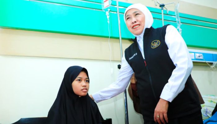 Gubernur Khofifah Cek Kondisi Santri Korban Dugaan Keracunan MBG di RSI Siti Hajar Sidoarjo