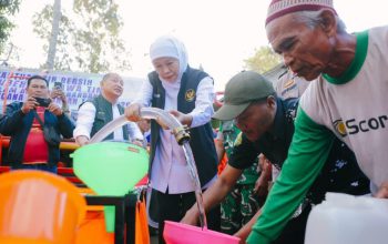 Khofifah Kirim 120 Rit Air Bersih ke Blitar, Puluhan Ribu KK Terdampak Kekeringan